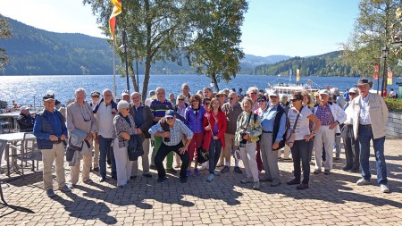 Devant le lac avec, au centre, Marina notre deuxième guide